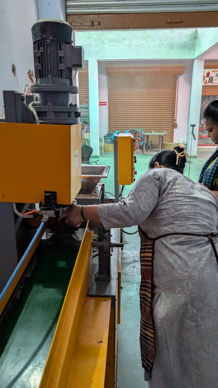 Moulding line operated by trained women